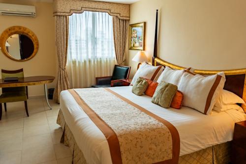 Deluxe Queen Suite image 5