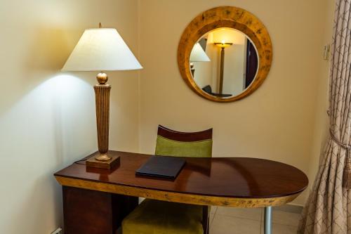 Deluxe Queen Suite image 2