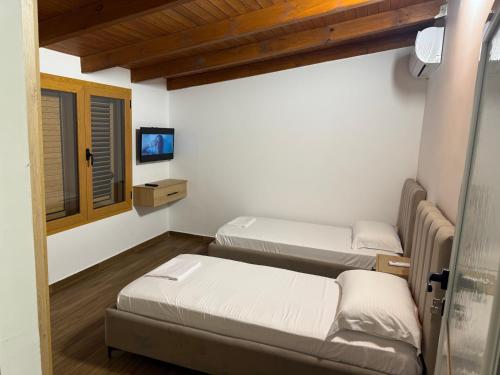 Two-Bedroom Deluxe Apartment with Balcony image 4