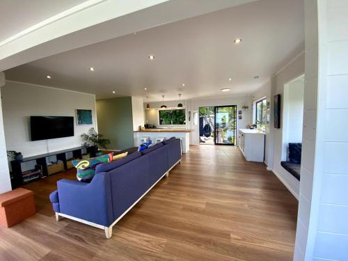 Family home - stunning sea views! in Surfdale