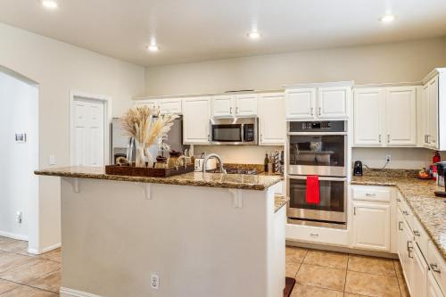 North Las Vegas Home with Hot Tub - 14 Mi to Strip!, Las Vegas (fotografie 6)