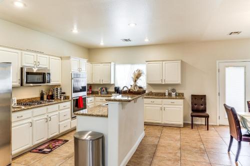 North Las Vegas Home with Hot Tub - 14 Mi to Strip!, Las Vegas (fotografie 7)