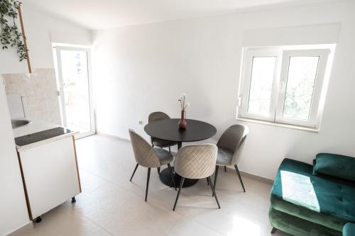 One-Bedroom Apartment with Balcony and Sea View room in Apartments Amelie Ražanj