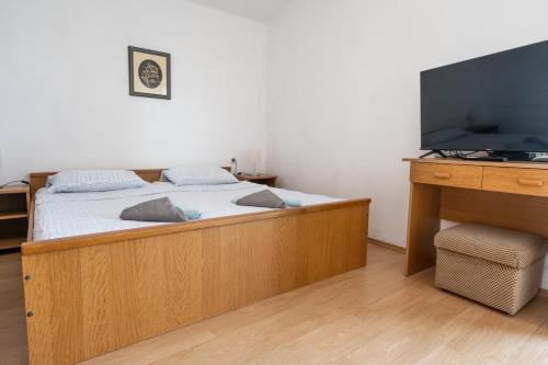 One-Bedroom Apartment with Balcony and Sea View image 7