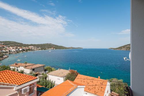 One-Bedroom Apartment with Balcony and Sea View image 5