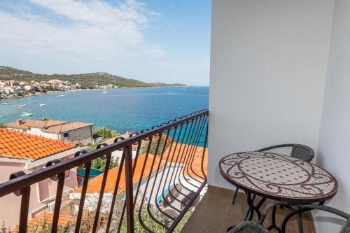 One-Bedroom Apartment with Balcony and Sea View image 4