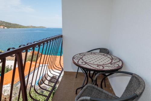 One-Bedroom Apartment with Balcony and Sea View image 3