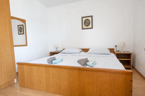 One-Bedroom Apartment with Balcony and Sea View image 2