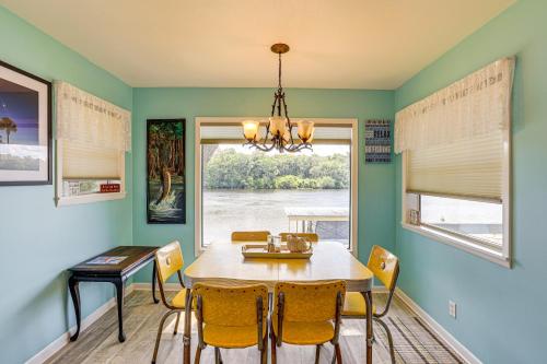 Dock and Screened Porch Suwannee River Retreat! in Old Town