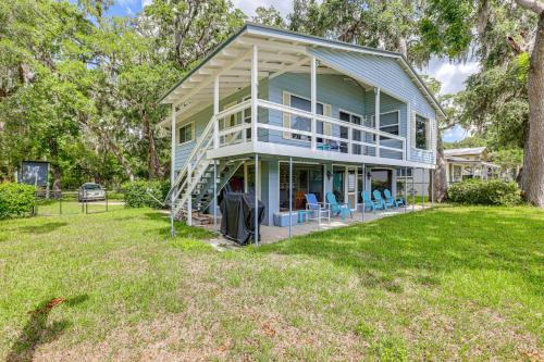 Dock and Screened Porch Suwannee River Retreat! in Old Town
