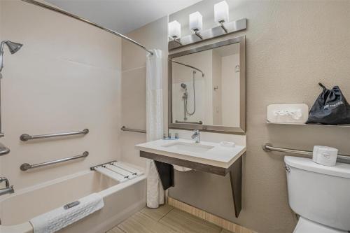 Best Western Valencia/Six Flags Inn & Suites - image 3
