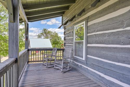 2 Mi to Mabry Mill: Mtn-View Cabin w/ Porch! in Vūlvaina (VA)