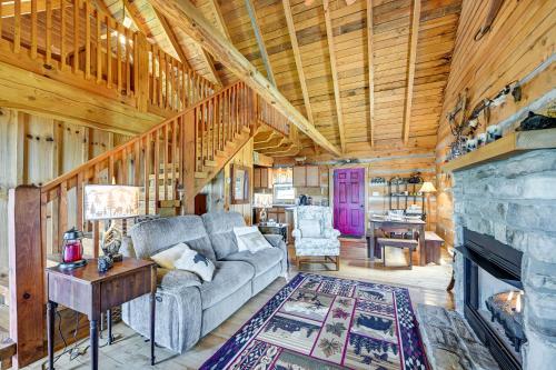 2 Mi to Mabry Mill: Mtn-View Cabin w/ Porch! in Vūlvaina (VA)