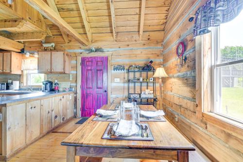 2 Mi to Mabry Mill: Mtn-View Cabin w/ Porch! in Vūlvaina (VA)