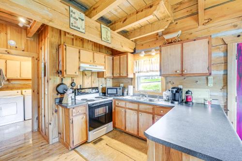 2 Mi to Mabry Mill: Mtn-View Cabin w/ Porch! in Vūlvaina (VA)