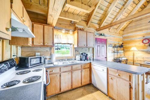 2 Mi to Mabry Mill: Mtn-View Cabin w/ Porch! in Vūlvaina (VA)