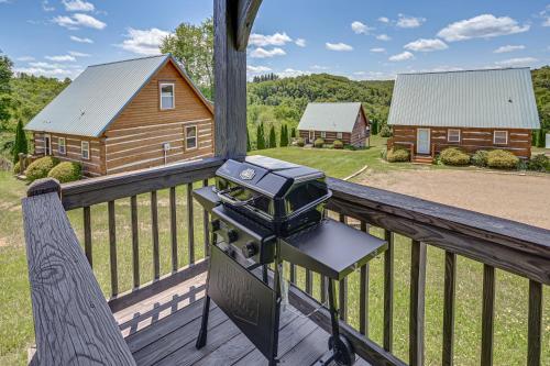 2 Mi to Mabry Mill: Mtn-View Cabin w/ Porch! in Vūlvaina (VA)