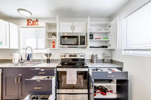 Convenient 2BR Apt w Covered Parking SLC
