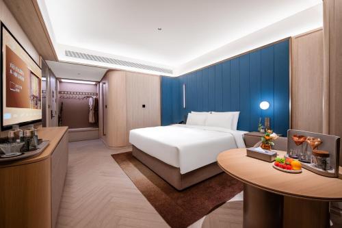 Superior King Room image 3