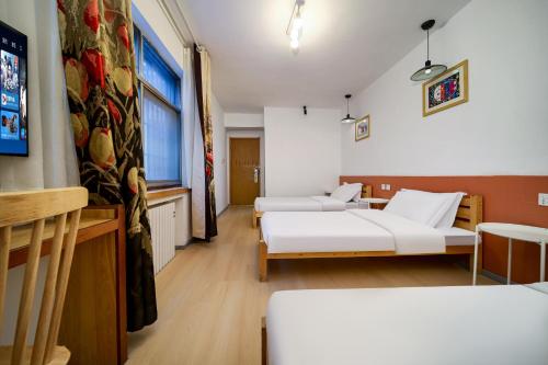 Standard Triple Room room in Xi'an Travelling with Hotel South Gate