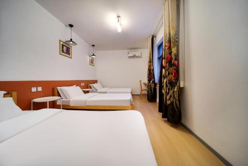 Standard Triple Room image 5