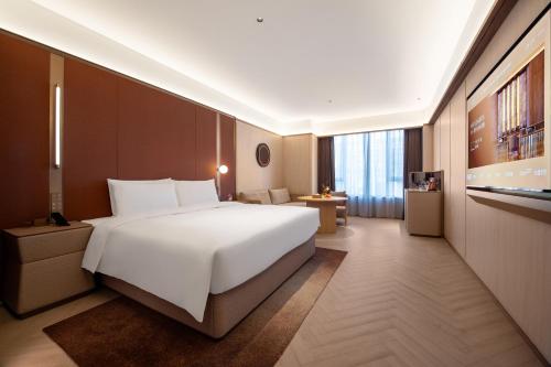 Crystal Hotel Qingdao The Mall of Splendors - image 3