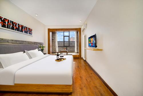 Deluxe Double Room with Balcony image 10