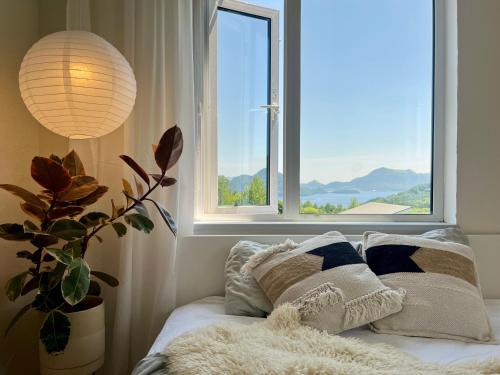 New! Lake and Mountain View Hammock House Up to 6 People