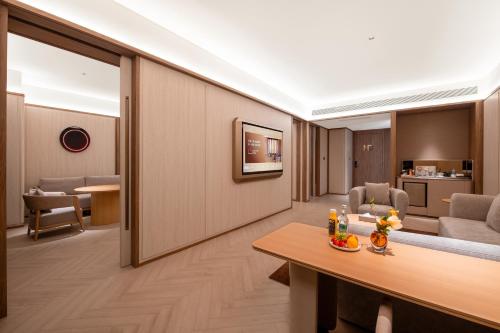 Crystal Hotel Qingdao The Mall of Splendors - image 4