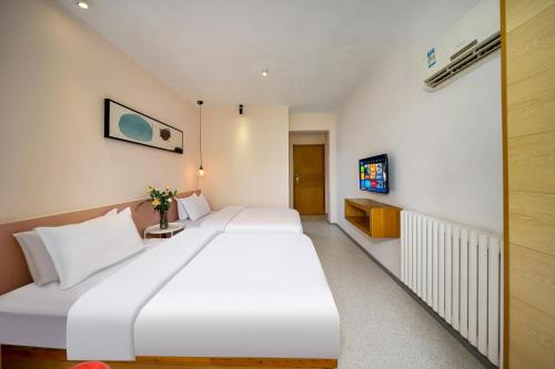 Standard Twin Room room in Xi'an Travelling with Hotel South Gate