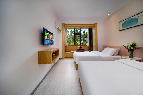 Standard Twin Room image 5
