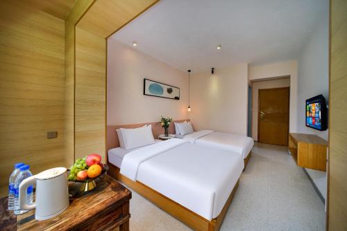 Standard Twin Room image 4