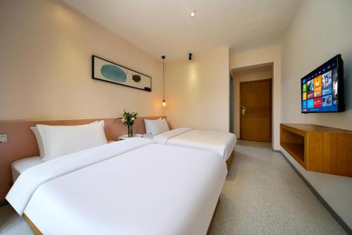 Standard Twin Room image 3