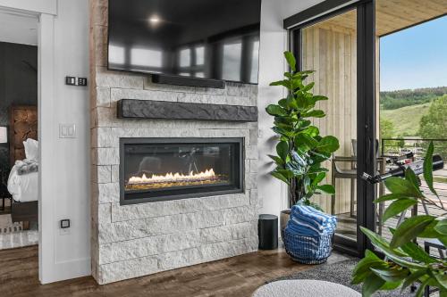 4-Season Modern Mountain Penthouse with Private Hot Tub & Scenic Views in Silverthorne