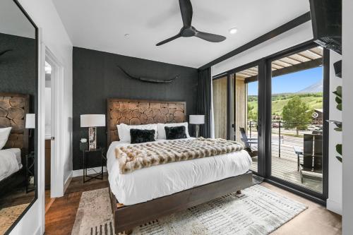 4-Season Modern Mountain Penthouse with Private Hot Tub & Scenic Views in Silverthorne