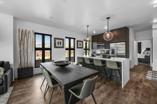 4-Season Modern Mountain Penthouse with Private Hot Tub & Scenic Views in Silverthorne