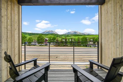 4-Season Modern Mountain Penthouse with Private Hot Tub & Scenic Views in Silverthorne