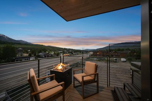 4-Season Modern Mountain Penthouse with Private Hot Tub & Scenic Views in Silverthorne