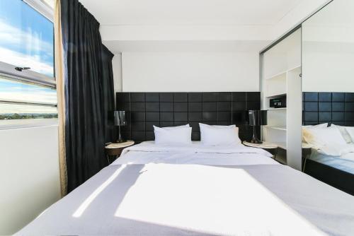 free parking great location 2 bds apt chatswood62 - image 4
