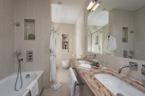 Park International Hotel - image 7