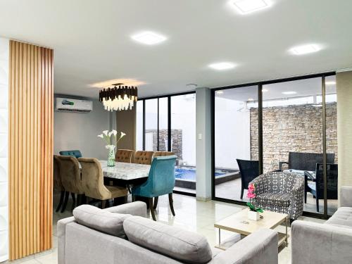 Casa de 3 Dormitorios con Piscina Privada, BBQ y Seguridad in La Aurora