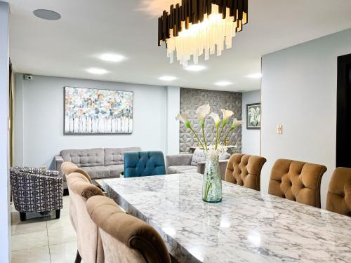 Casa de 3 Dormitorios con Piscina Privada, BBQ y Seguridad in La Aurora