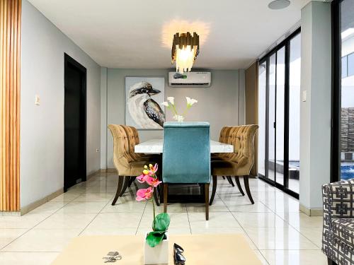 Casa de 3 Dormitorios con Piscina Privada, BBQ y Seguridad in La Aurora