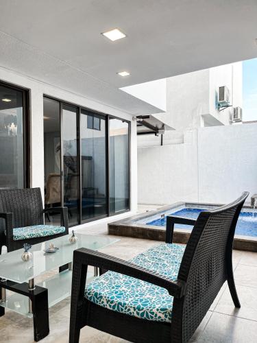 Casa de 3 Dormitorios con Piscina Privada, BBQ y Seguridad in La Aurora