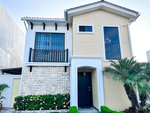 Casa de 3 Dormitorios con Piscina Privada, BBQ y Seguridad in La Aurora