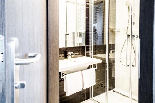 Air Hotel - image 12