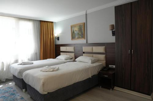 2 twin beds