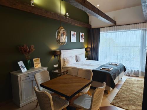 1 queen bed, 2 twin beds
