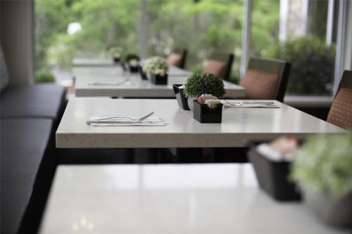 Hilton Garden Inn Fayetteville/Fort Bragg - image 11