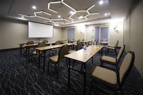 Hilton Garden Inn Fayetteville/Fort Bragg - image 6